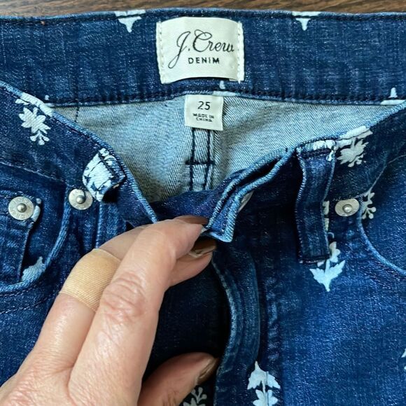 J. Crew. 9” High Rise Toothpick Jeans w/floral pattern. Size 25 - Picture 2 of 11